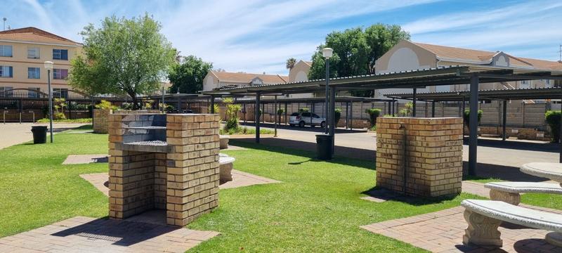To Let 1 Bedroom Property for Rent in Kannoniers Park North West